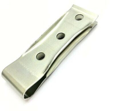 Spare wheel carrier shackle